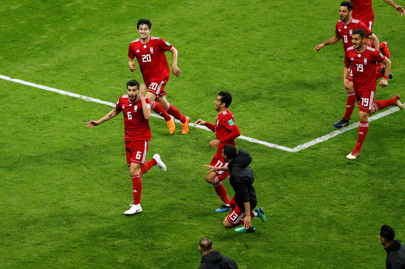 Ăn mừng cuồng nhiệt bàn thắng việt vị, cầu thủ Iran tẽn tò vì VAR