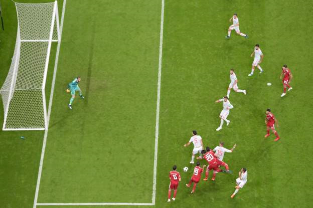 Ăn mừng cuồng nhiệt bàn thắng việt vị, cầu thủ Iran tẽn tò vì VAR