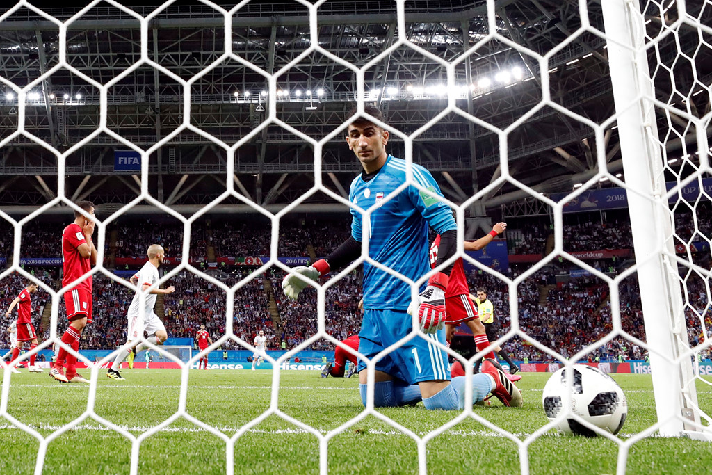 Ăn mừng cuồng nhiệt bàn thắng việt vị, cầu thủ Iran tẽn tò vì VAR