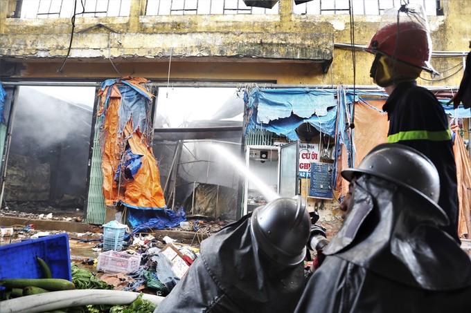 Hơn 400 người dập đám cháy ở chợ Sóc Sơn