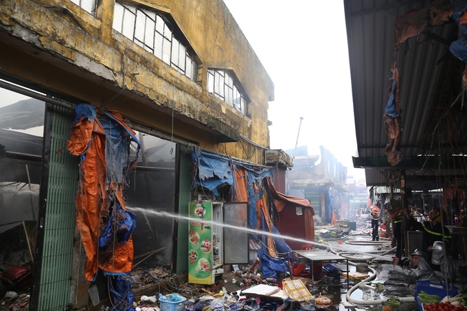 Hơn 400 người dập đám cháy ở chợ Sóc Sơn