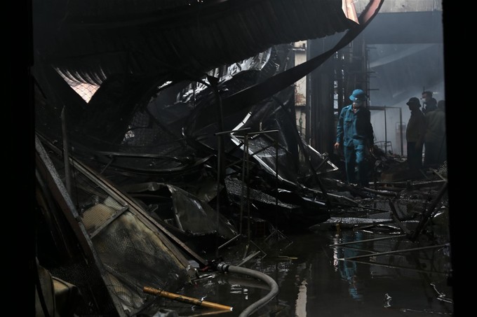 Hơn 400 người dập đám cháy ở chợ Sóc Sơn