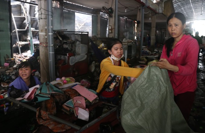 Hơn 400 người dập đám cháy ở chợ Sóc Sơn