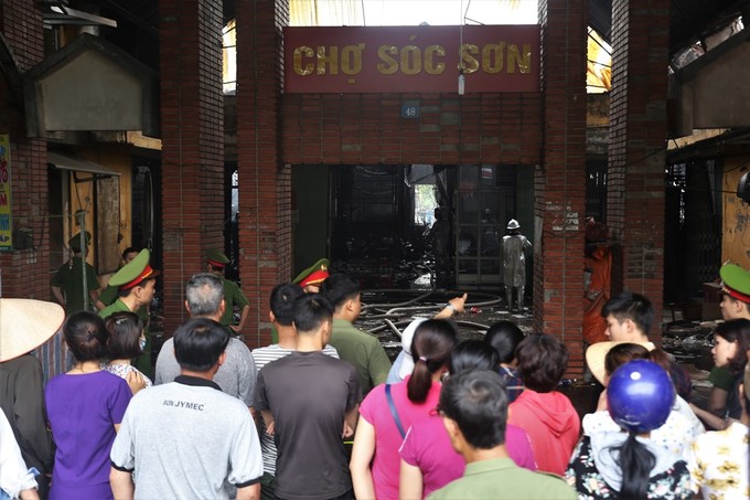 Hơn 400 người dập đám cháy ở chợ Sóc Sơn