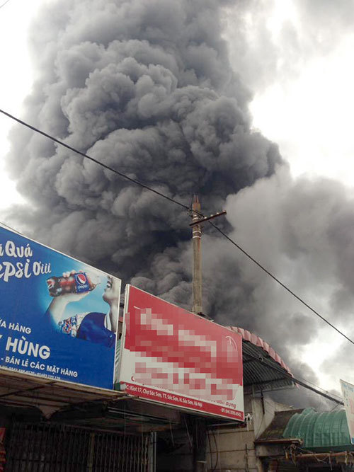 Hơn 400 người dập đám cháy ở chợ Sóc Sơn