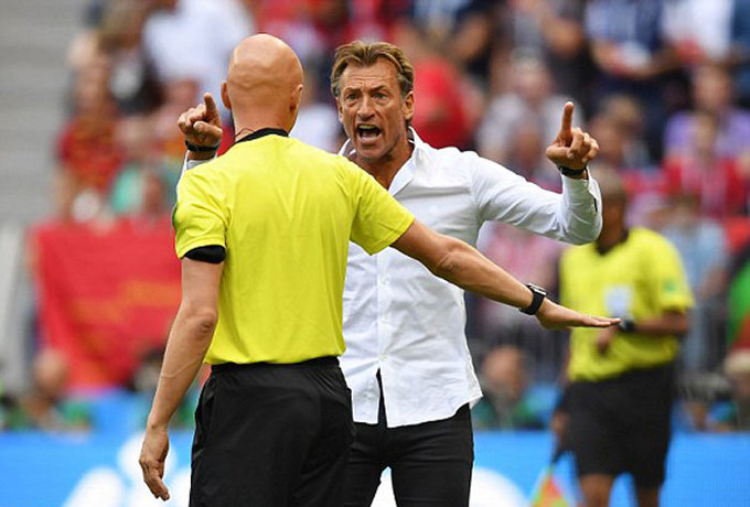 Bồ Đào Nha thoát phạt đền dù hai lần để bóng chạm tay