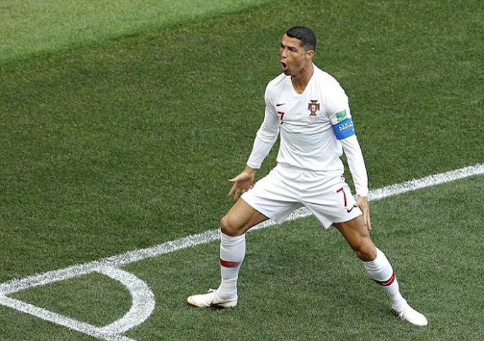 Bồ Đào Nha thoát phạt đền dù hai lần để bóng chạm tay