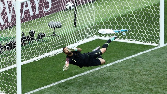 Bồ Đào Nha thoát phạt đền dù hai lần để bóng chạm tay