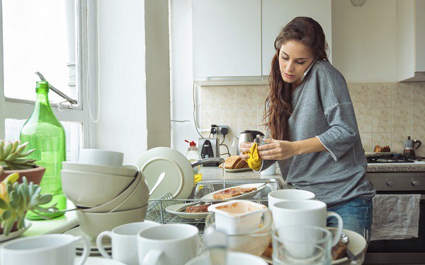 Nhờ mẹ đẻ làm việc nhà để chợp mắt, em bị mẹ chồng đuổi khỏi nhà