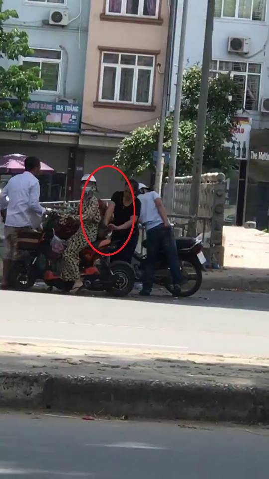 Nữ quái áo đen móc ví khách mua hoa quả ở Hà Nội đã được công an phường bàn giao cho Đội Cảnh sát hình sự