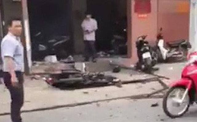 Vụ nổ tại trụ sở công an phường 12: Có 2 người đi xe máy, ném ba lô vào rồi bỏ chạy? Vụ nổ tại trụ sở công an phường 12: Có 2 người đi xe máy, ném ba lô vào rồi bỏ chạy?