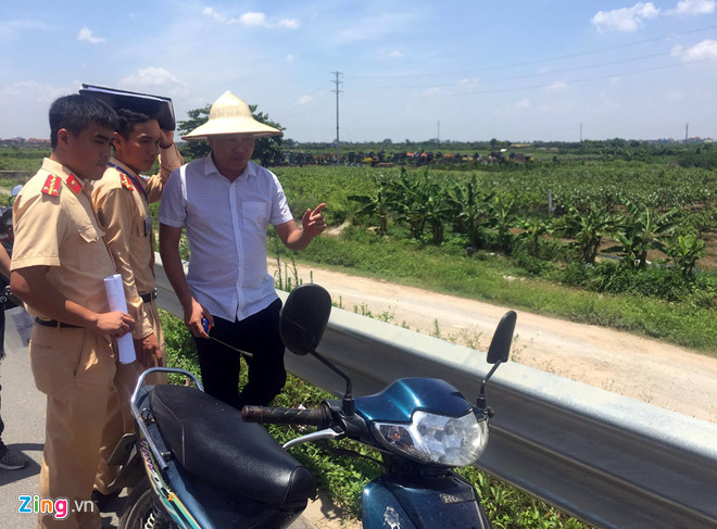 Người thân 2 nữ sinh tử vong mang quan tài đến trụ sở công an