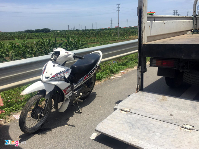 Người thân 2 nữ sinh tử vong mang quan tài đến trụ sở công an