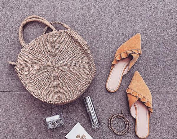 Angela Phương Trinh nổi bật dưới nắng hè cùng chiếc túi ngộ nghĩnh