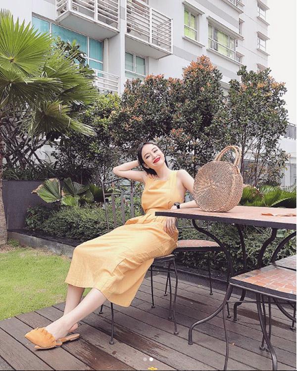 Angela Phương Trinh nổi bật dưới nắng hè cùng chiếc túi ngộ nghĩnh