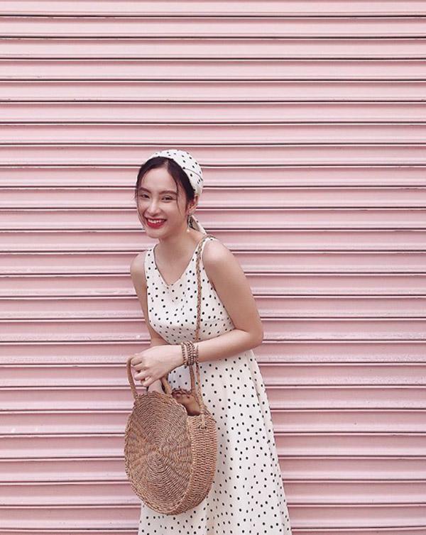 Angela Phương Trinh nổi bật dưới nắng hè cùng chiếc túi ngộ nghĩnh