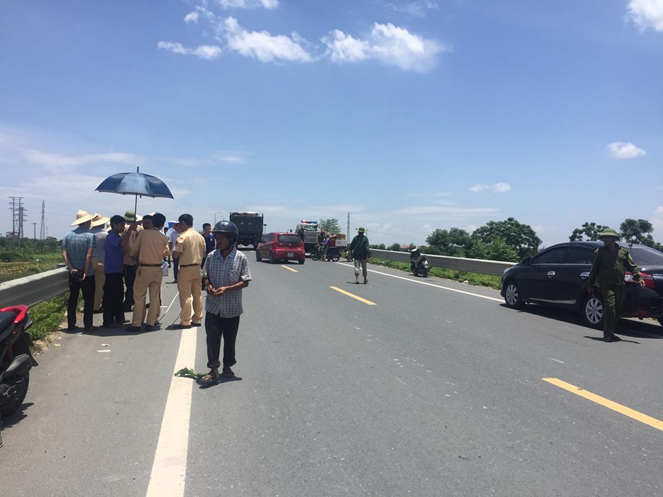 Trắng đêm vận động người thân 2 thiếu nữ chết bí ẩn đưa quan tài về