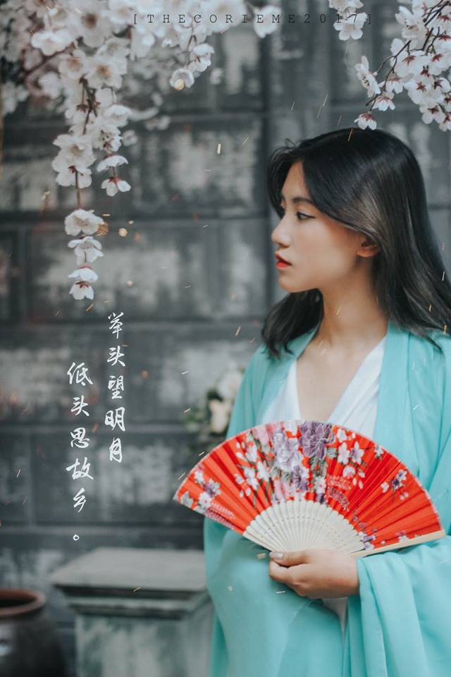 Cô gái gây chú ý khi hát chầu văn trong shop thời trang và thông tin bất ngờ đằng sau Cô gái gây chú ý khi hát chầu văn trong shop thời trang và thông tin bất ngờ đằng sau