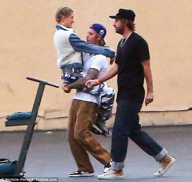 Justin Bieber bế Hailey Baldwin đầy tình cảm, giống như từng làm với Selena nhiều năm trước