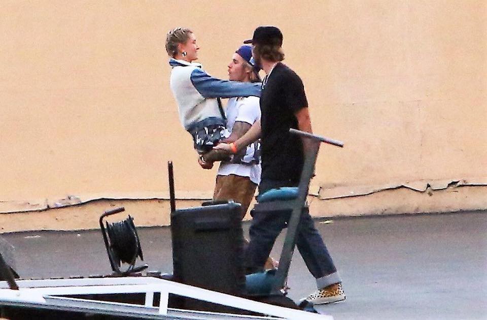 Justin Bieber bế Hailey Baldwin đầy tình cảm, giống như từng làm với Selena nhiều năm trước