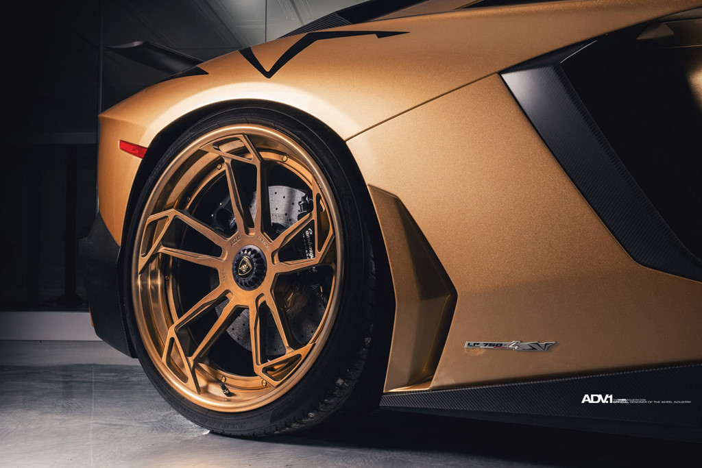 Lamborghini Aventador SV Roadster khoác màu gold đặc biệt