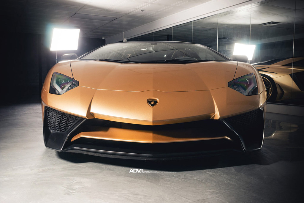 Lamborghini Aventador SV Roadster khoác màu gold đặc biệt