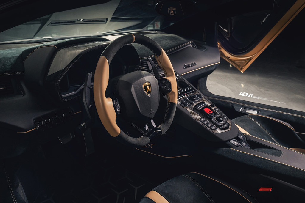 Lamborghini Aventador SV Roadster khoác màu gold đặc biệt