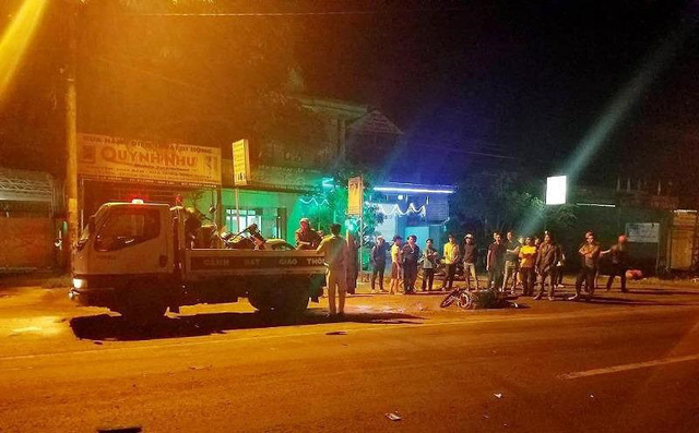 2 xe máy tông trực diện, 5 người thương vong