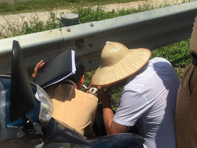 Bắt một số đối tượng chống đối trong vụ gia đình mang quan tài thiếu nữ tử vong ra quốc lộ