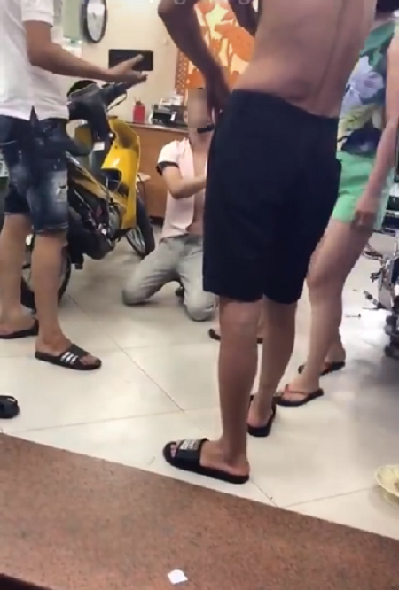 Hà Nội: Nam thanh niên đánh liều vào hàng cầm đồ để trộm điện thoại nhưng bị bắt quả tang tại trận