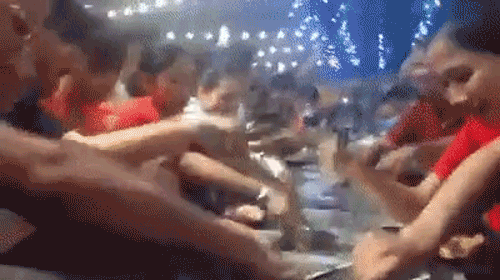 Clip: Hàng trăm người chen lấn xô đẩy tranh giành ăn buffet miễn phí gây náo loạn ở nhà hàng Cần Thơ Clip: Hàng trăm người chen lấn xô đẩy tranh giành ăn buffet miễn phí gây náo loạn ở nhà hàng Cần Thơ