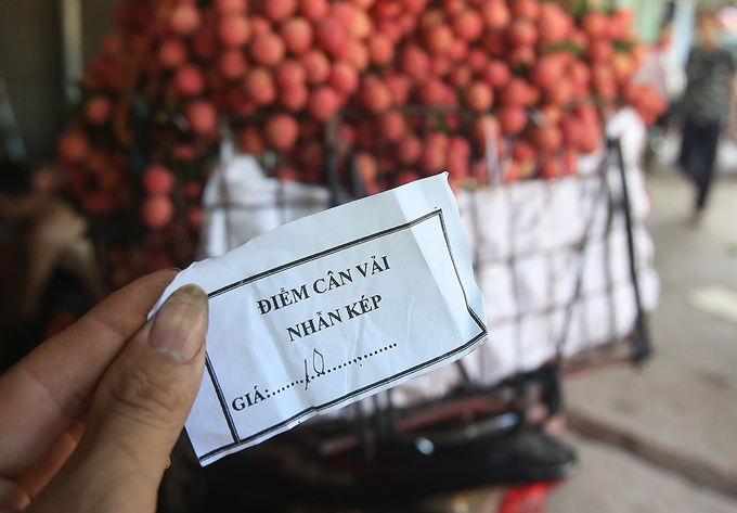 Chợ vùng cao tắc đường hàng cây số vì vải