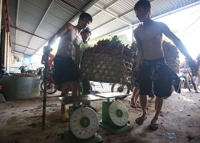 Chợ vùng cao tắc đường hàng cây số vì vải