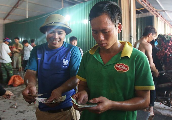 Chợ vùng cao tắc đường hàng cây số vì vải