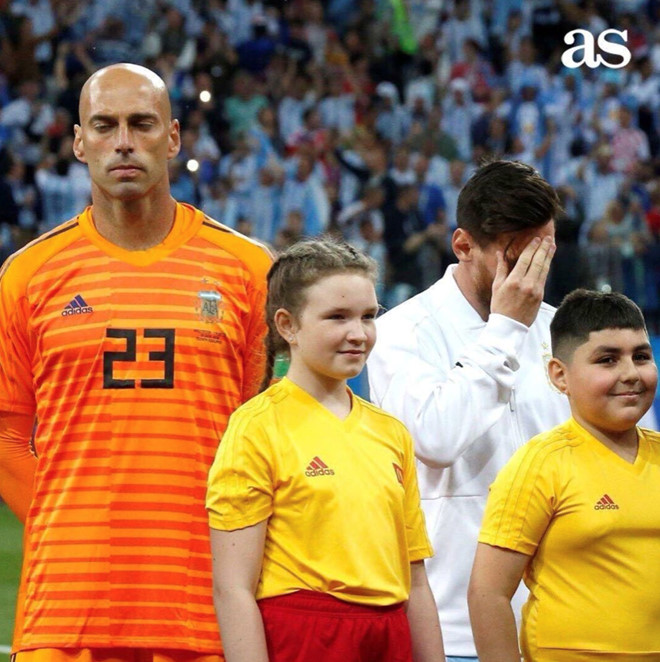 Nét mặt căng thẳng của Messi đầu trận như biết trước cơn bĩ cực