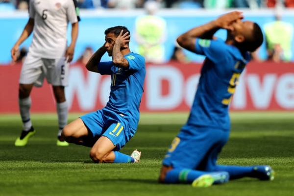 Trọng tài bẻ còi, Brazil thắng nhọc phút bù giờ