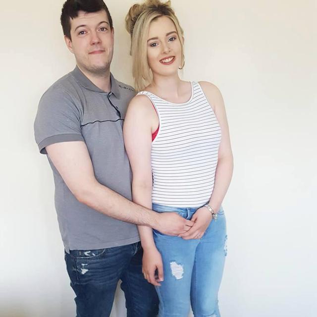 Xem điện thoại của chồng, vợ sốc nặng phát hiện bí mật khiến cô phải gọi ngay cảnh sát