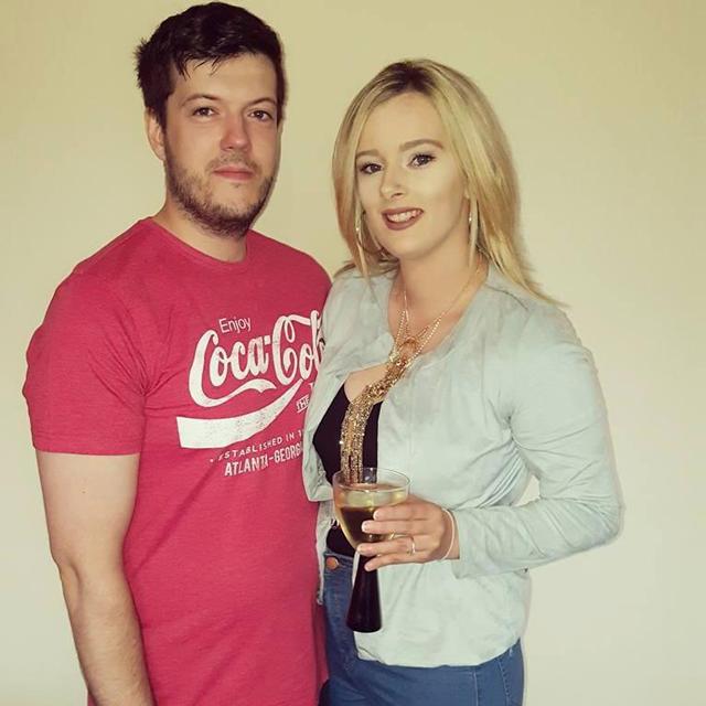 Xem điện thoại của chồng, vợ sốc nặng phát hiện bí mật khiến cô phải gọi ngay cảnh sát