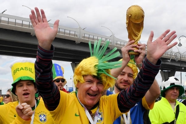 Trọng tài bẻ còi, Brazil thắng nhọc phút bù giờ Trọng tài bẻ còi, Brazil thắng nhọc phút bù giờ