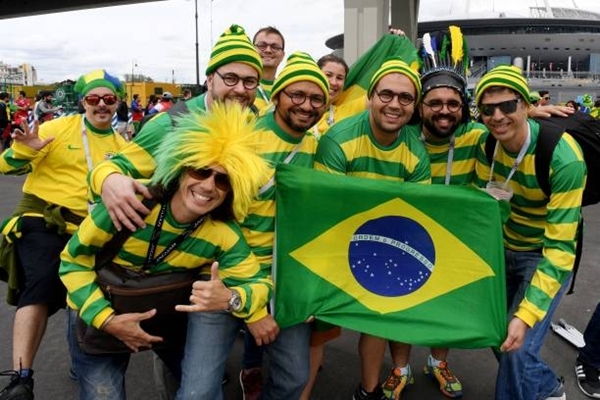 Trọng tài bẻ còi, Brazil thắng nhọc phút bù giờ Trọng tài bẻ còi, Brazil thắng nhọc phút bù giờ