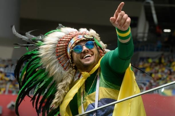 Trọng tài bẻ còi, Brazil thắng nhọc phút bù giờ Trọng tài bẻ còi, Brazil thắng nhọc phút bù giờ