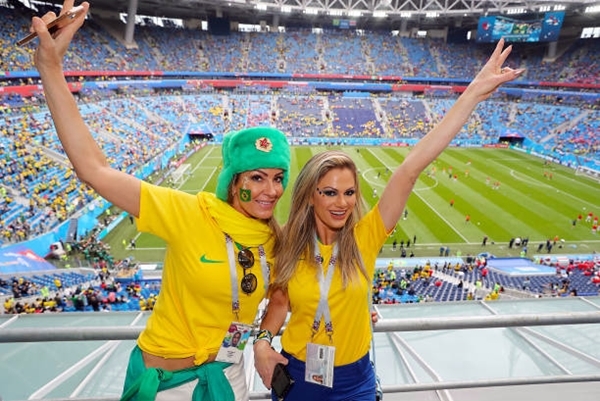 Trọng tài bẻ còi, Brazil thắng nhọc phút bù giờ Trọng tài bẻ còi, Brazil thắng nhọc phút bù giờ