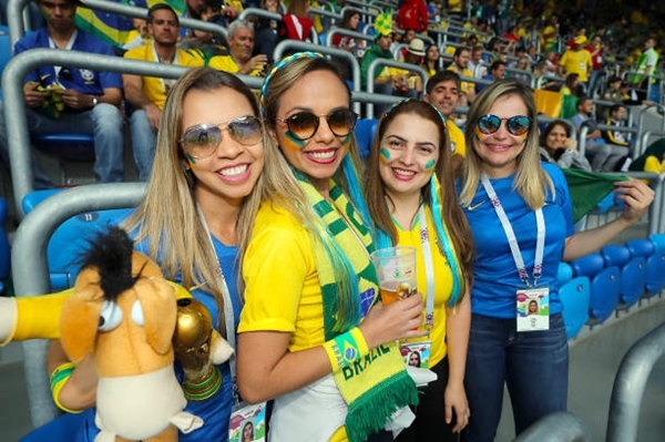 Trọng tài bẻ còi, Brazil thắng nhọc phút bù giờ Trọng tài bẻ còi, Brazil thắng nhọc phút bù giờ