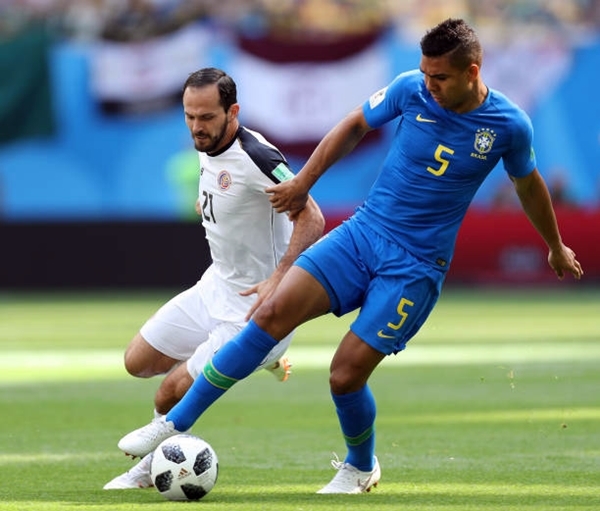 Trọng tài bẻ còi, Brazil thắng nhọc phút bù giờ