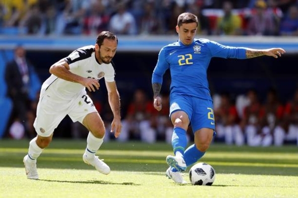 Trọng tài bẻ còi, Brazil thắng nhọc phút bù giờ