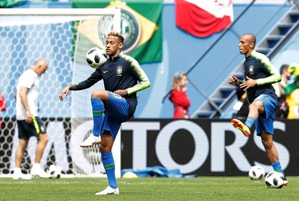 Trọng tài bẻ còi, Brazil thắng nhọc phút bù giờ Trọng tài bẻ còi, Brazil thắng nhọc phút bù giờ