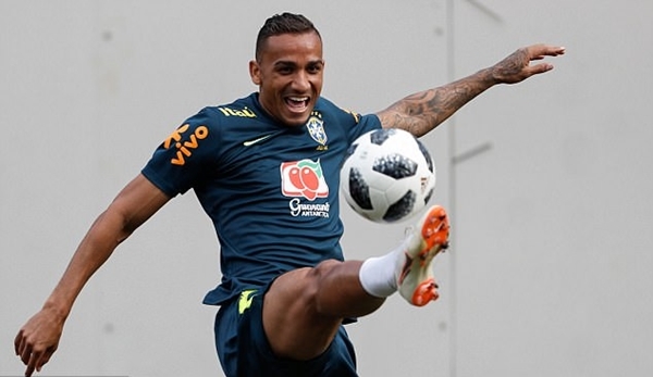 Trọng tài bẻ còi, Brazil thắng nhọc phút bù giờ Trọng tài bẻ còi, Brazil thắng nhọc phút bù giờ