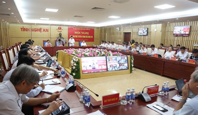 Cán bộ huyện bỏ về hết khi Chủ tịch tỉnh đang kết luận: Để thăm gia đình Chủ tịch huyện