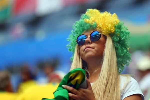 Trọng tài bẻ còi, Brazil thắng nhọc phút bù giờ Trọng tài bẻ còi, Brazil thắng nhọc phút bù giờ