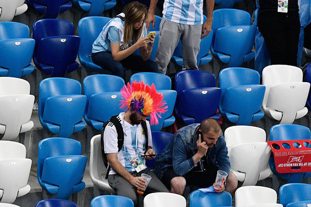 CĐV Argentina tan vỡ sau chiến bại muối mặt của Messi cùng các đồng đội
